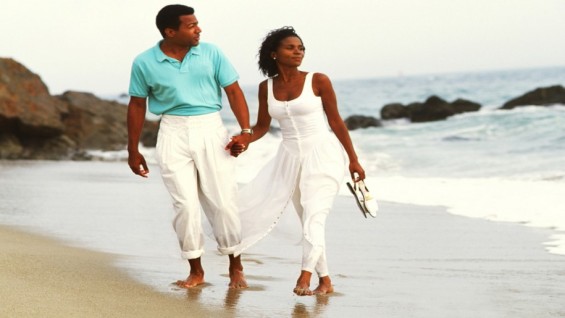 Bill-bachmann-black-couple-walking-together-on-the-beach-915x515